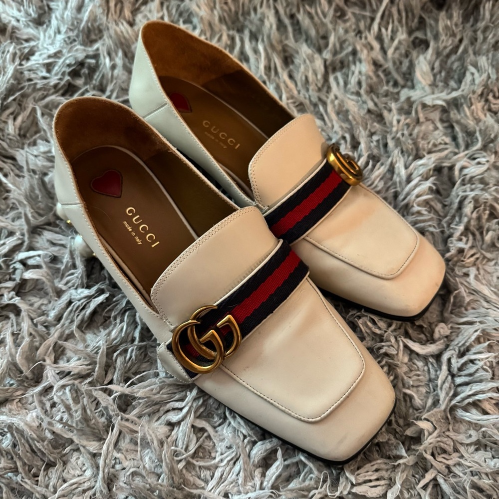 Gucci Women's Cream Loafers with Gold and Red-Blue Detail